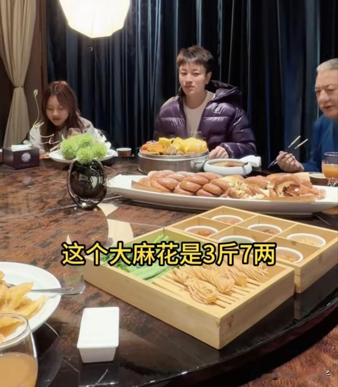 贾乃亮带家人去饭店吃大餐，甜馨好会烘托气氛！[赞]2月22日，贾乃亮晒出一段视