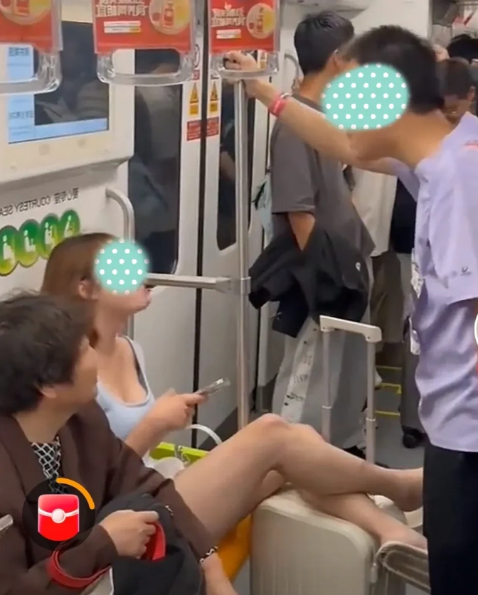 又是上海地铁？！前几天“83岁老人拉拽小仔要求其让座”的热度刚退去，现在又有