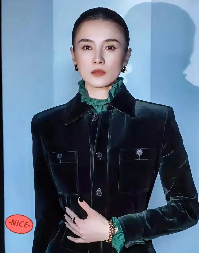 宋佳昨晚可真是“开心果”一个。她不是为了争艳，而是“逗”别人开心。先拿倪妮的