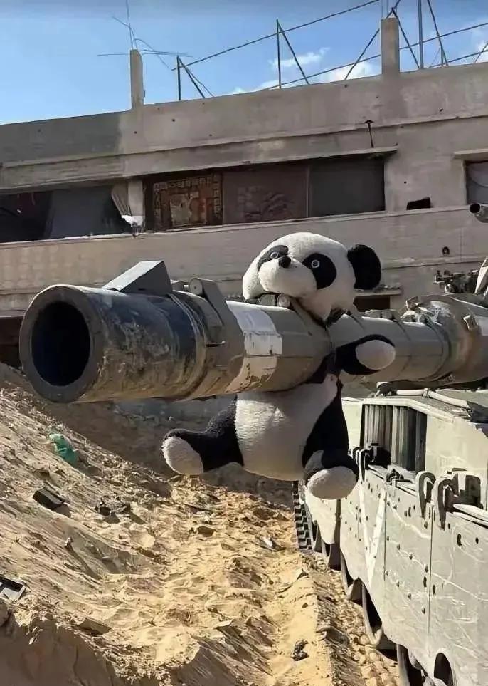以军对包括中国在内的多国外交使团鸣枪，事后以色列士兵还贴出坦克炮筒上挂着身首分离