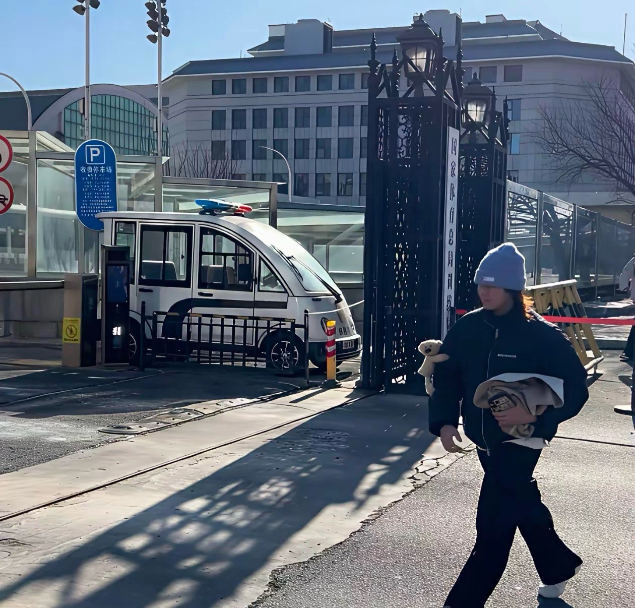 惊喜！全红婵居然回国家队了，自己搭车到国家体育总局训练基地门口，一下车就被旁边的