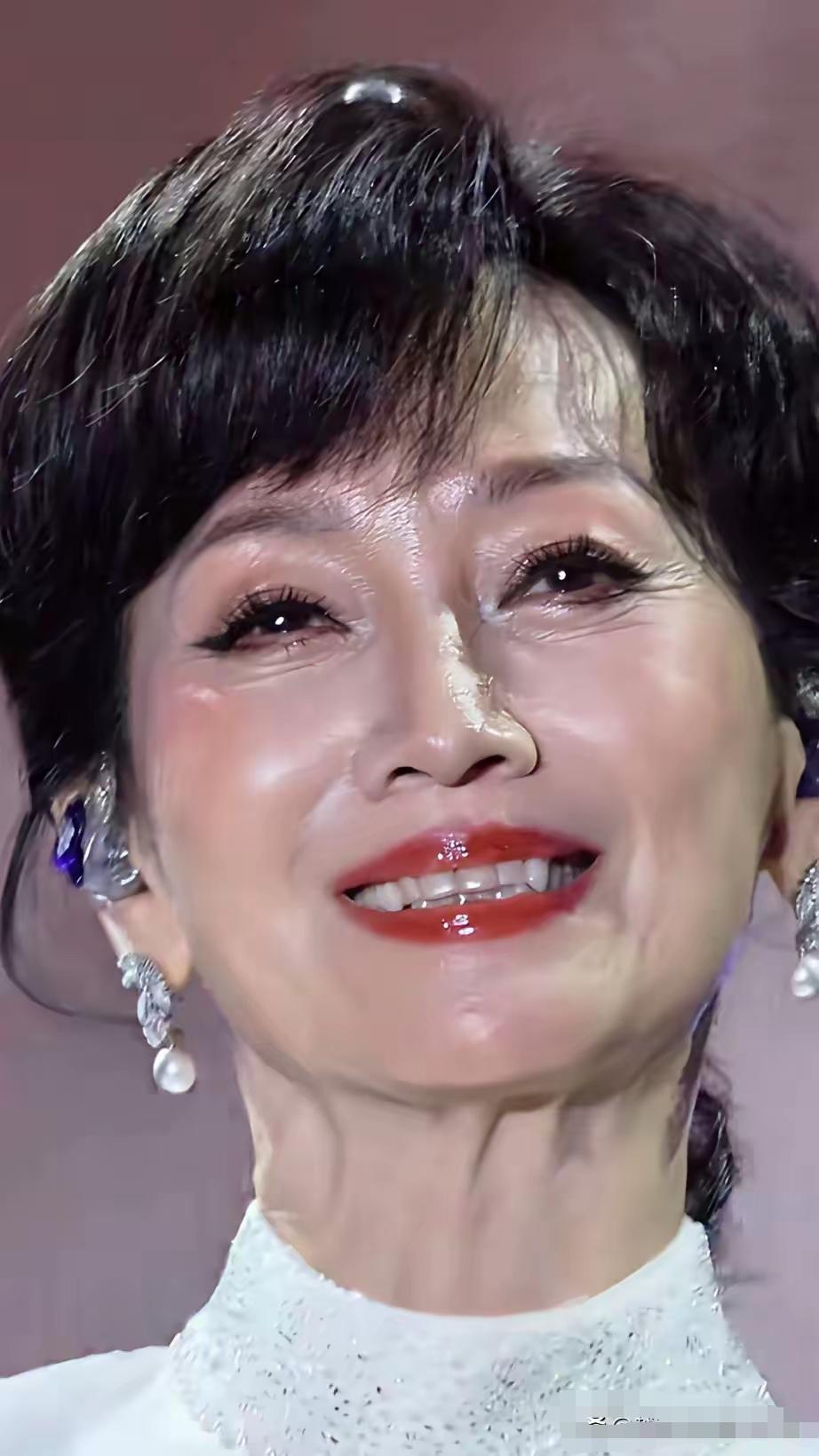 唉，真是佩服赵雅芝啊，都七十多岁的人了，还天南海北的到处商演。也不知道人家赵雅芝