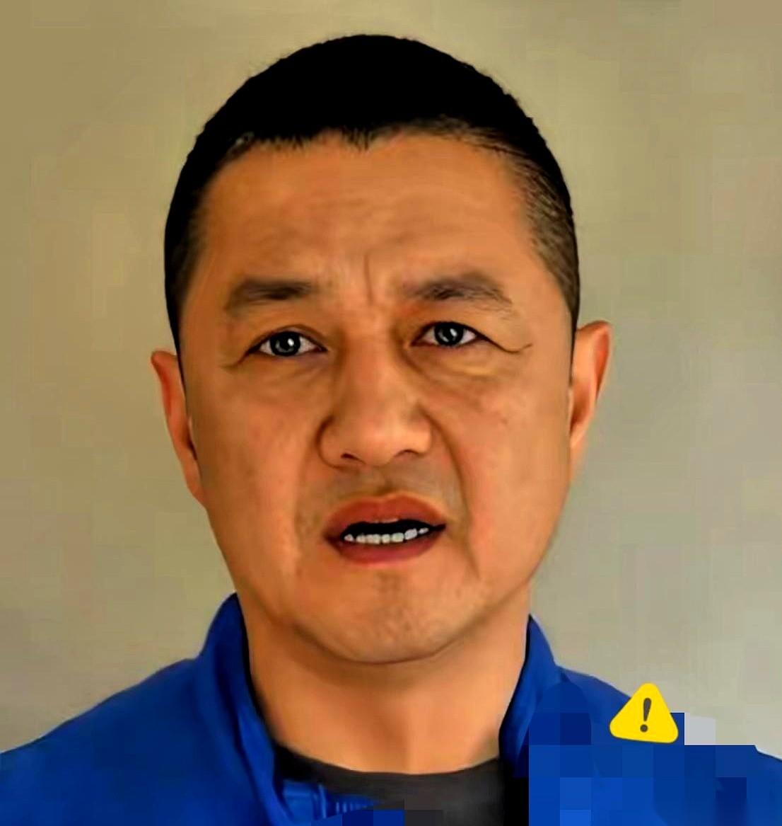 李亚鹏最近是真的慌了。他费尽心机想教女儿怎么在这人情社会里长袖善舞，怕她吃亏。