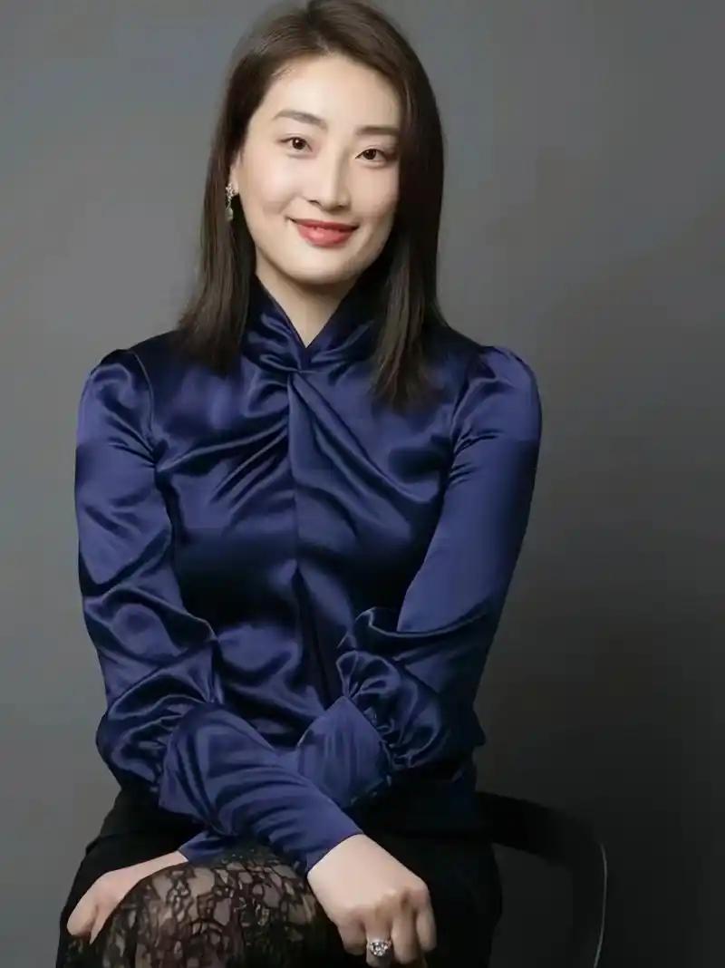 宗馥莉最新出街！真人又高又瘦，真大小姐气质，气场好强啊。近期忙于自有饮品新