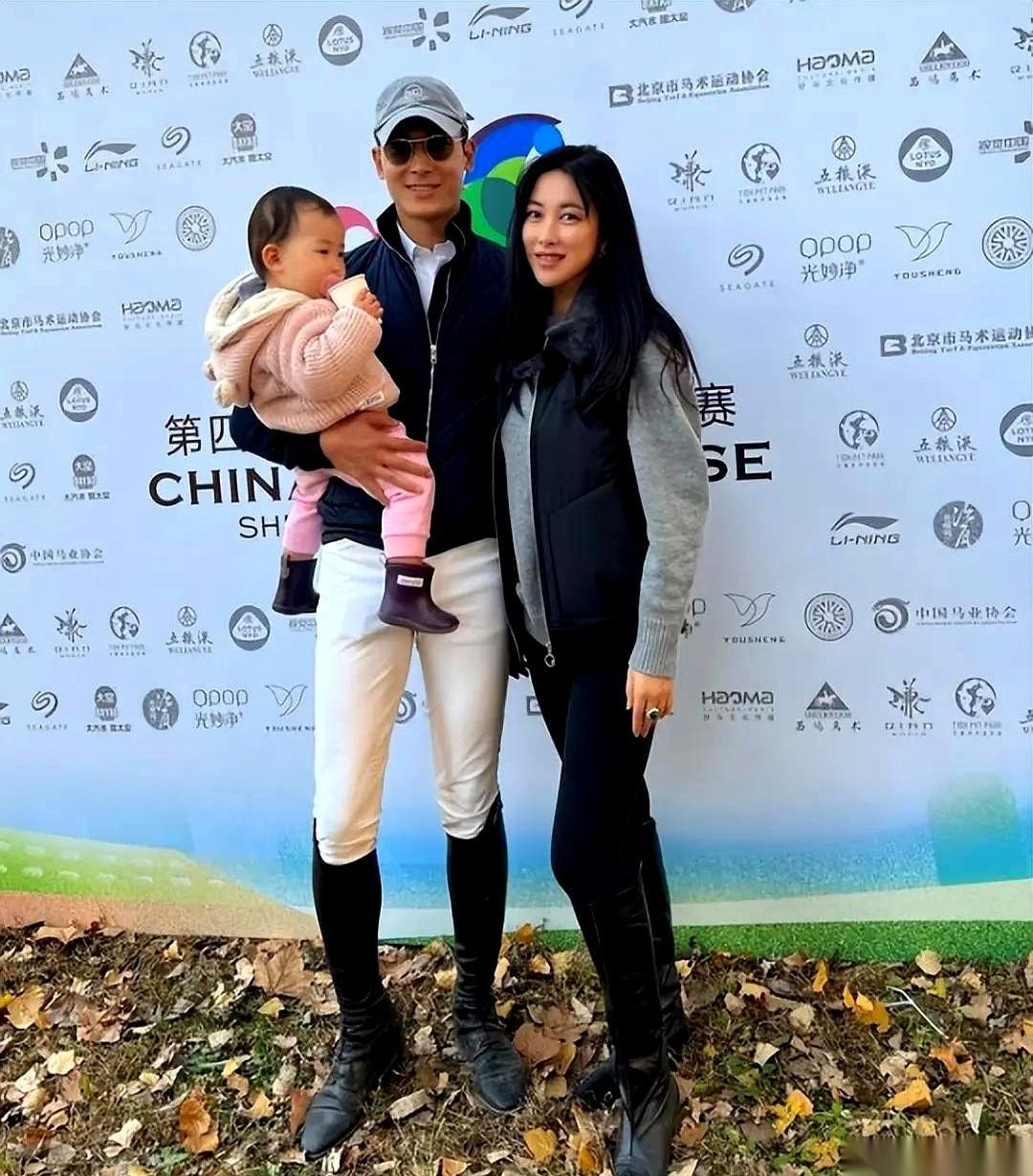 刷到朱珠的照片，突然就懂了，什么叫“人间清醒”。尤其她老公站在旁边的时候。那