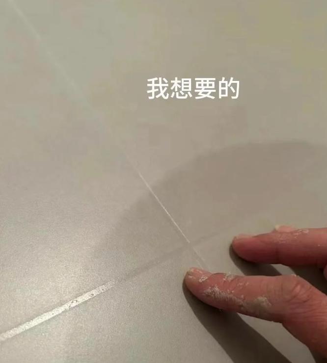 刚做美缝那会儿，我闺蜜为了省钱自己动手，结果糟蹋了两罐材料后，哭着打电话跟我说：