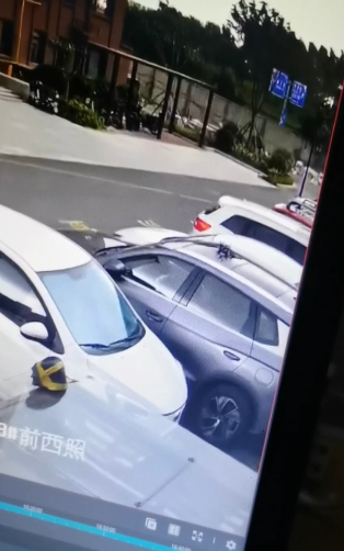 比亚迪天窗爆裂，顶配版时光灰，提车第七天，车在车位上天窗自爆并飞出去，万幸没有伤