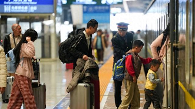 今天创今年春运以来人员流动量单日新高, 务工客流开始返程