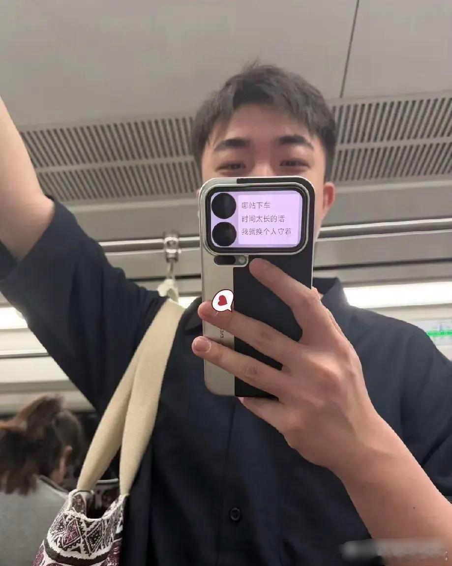 哈哈，终于看见这种双屏手机的妙用了​​​