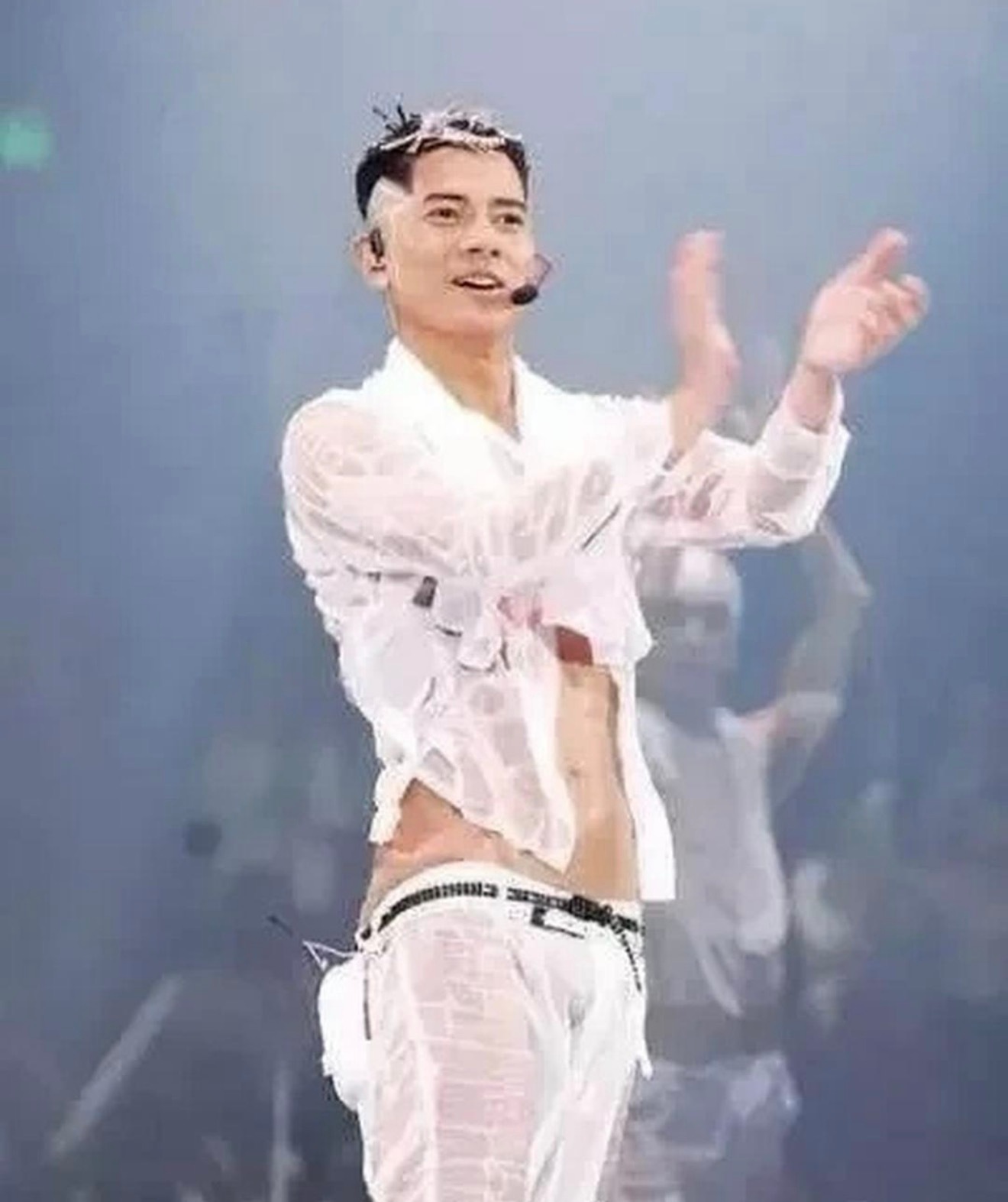 郭富城那条裤子到底是他故意穿成这样的，还是没注意造成的？