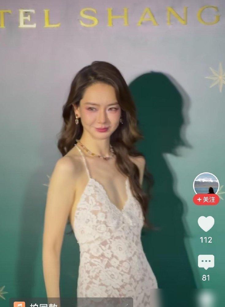 戚薇穿着16公斤的3D打印裙走红毯，镜头怼脸那一刻，我差点没认出来。锁骨凸得像刀，手臂细得能看见骨头