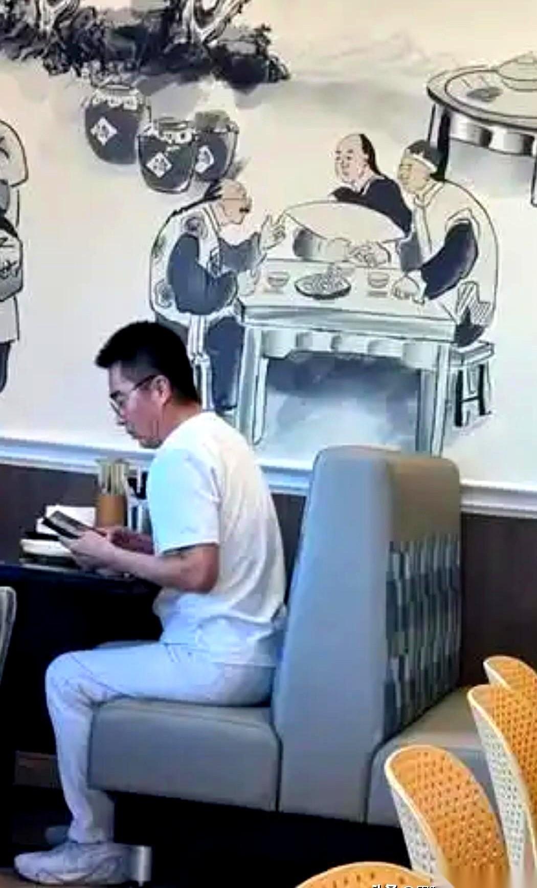 何晴走了，一堆人却跑去许亚军那里，非要他去送最后一程。不去，就是薄情寡义。去