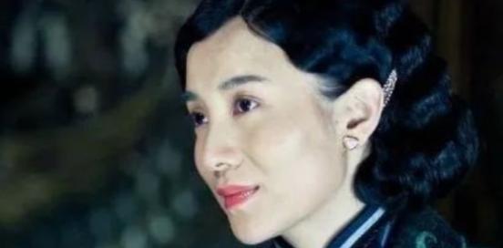 1940年，于凤至胸前严重溃烂，抛下丈夫张学良赴美治病，她憔悴走下飞机，正茫茫然