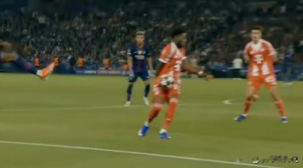 看到拜仁被判的那个点球，就想起了穆里尼奥被黑掉的欧联杯冠军。戴维斯在禁区内的