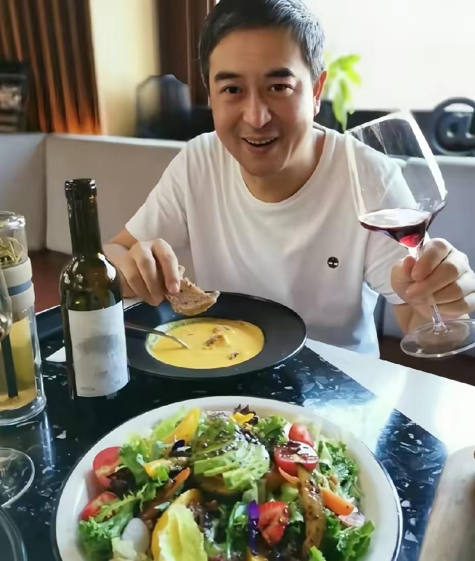 万万没想到，作为地道老陕的张嘉译也有喜欢开洋荤的时候！[捂脸哭][捂脸哭]美食吃面