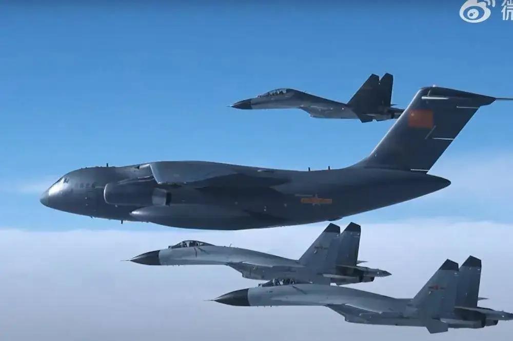 这是一份彻底打破西方幻想的“清醒剂”！就在两天前，美国彭博社抛出了一份重磅推演报