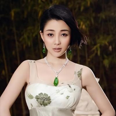 当年，殷桃在富豪孙东海的疯狂追求下，成为了他的女人，没想到孙东海又惦记上了女星李