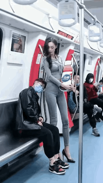 这个厉害，一般人模仿不了，我怀疑她们是一起的。但是我没有证据。