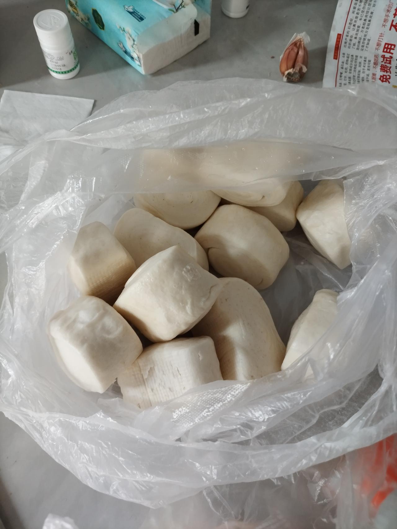 今天在家无聊，老伴儿呆不住。坐上地铁到一个我们俩很愿意去的一个小超市。为