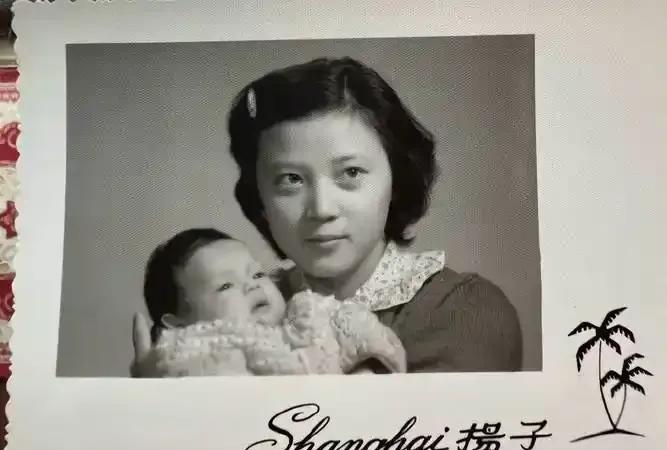 孙俪父母姊妹儿女的详细介绍：孙俪父母-孙俪母亲邓丽芳：常被孙俪晒出在社交平