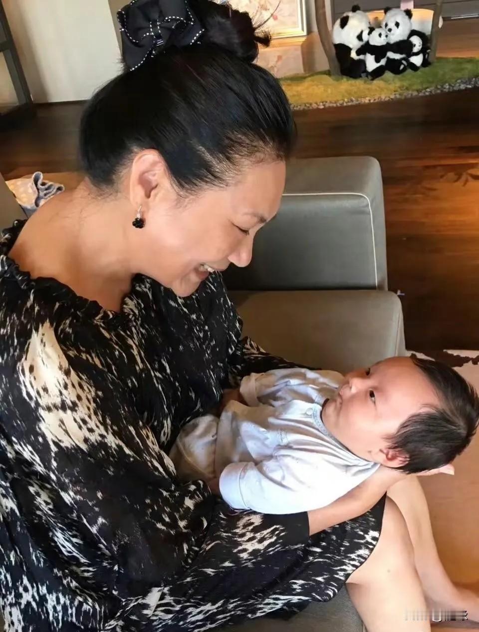 S妈曾经的眼神不会骗人！她怀抱小箖箖时，是发自内心的喜悦。她看小玥儿的是眼神，