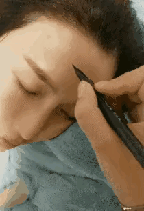 小哥哥，今晚应该会睡飘窗。