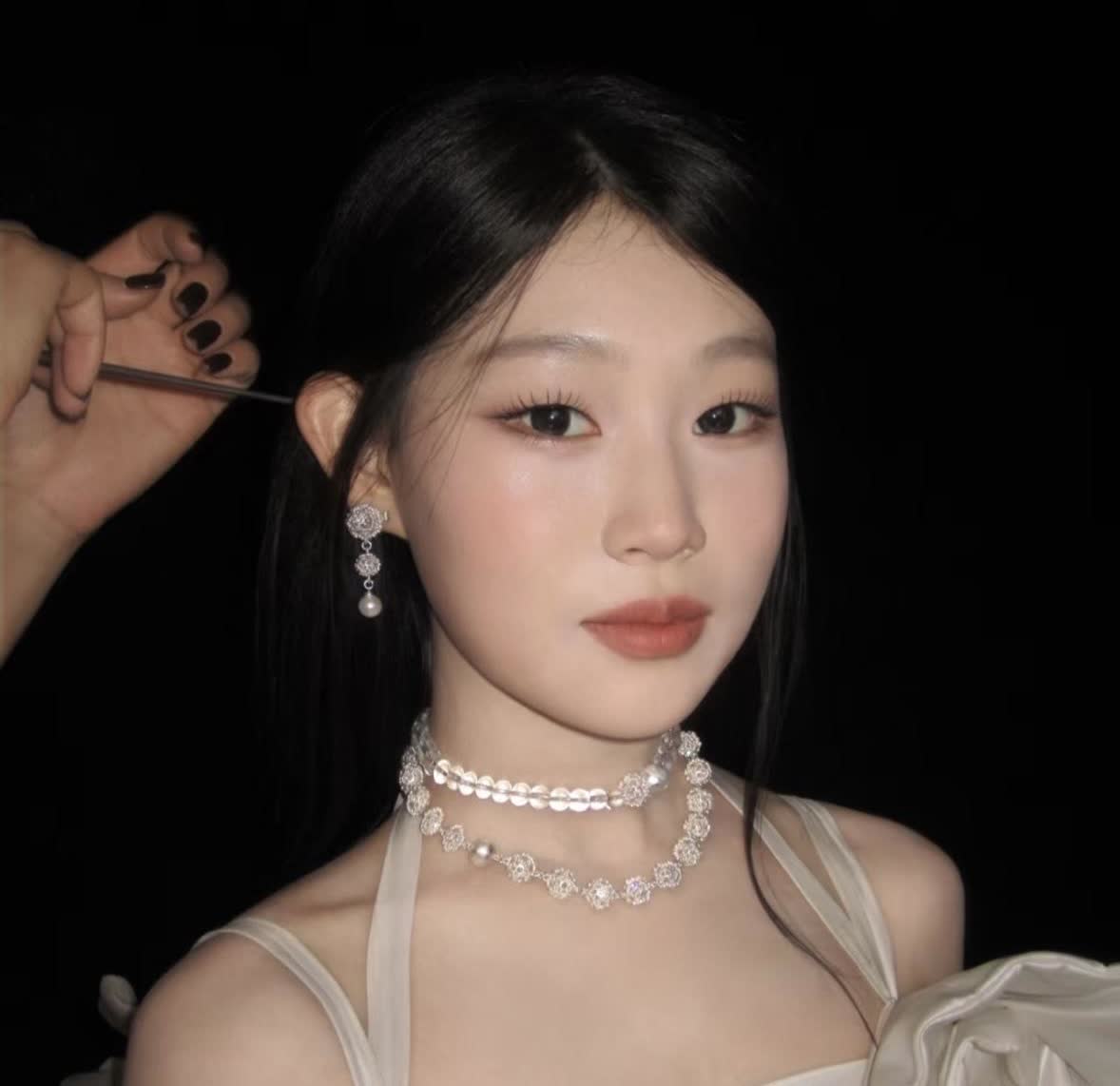 小沈阳这次是花了大价钱了，他好宠女儿啊他请来了开价六位数的顶级化妆师给沈佳润