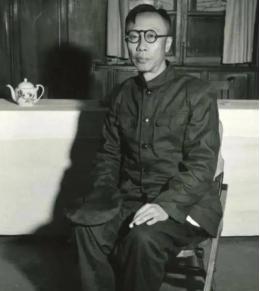 1960年，周总理请溥仪吃饭，席间，溥仪看了一旁的女子好几次，周总理注意到后，就
