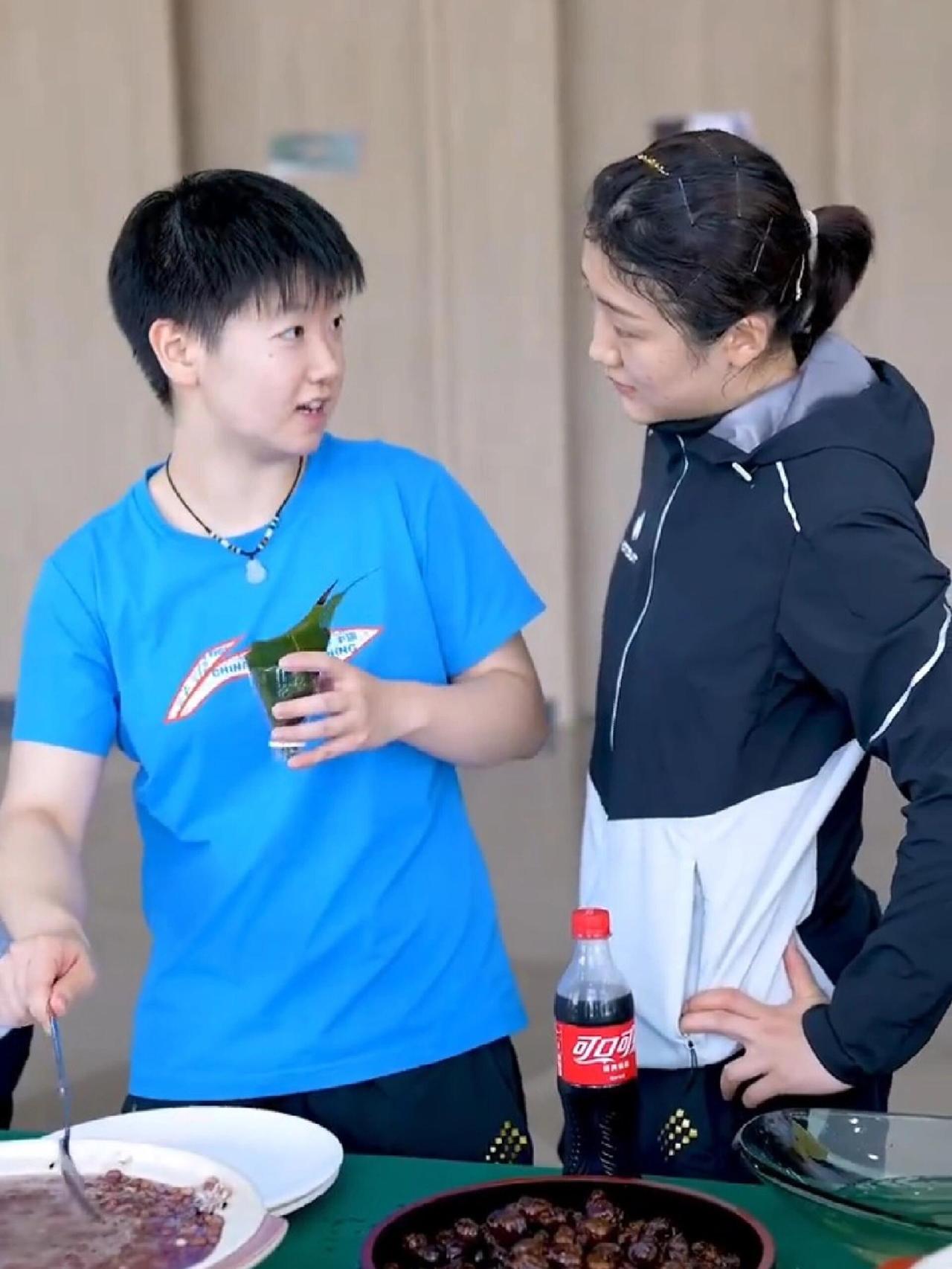 国乒队齐聚包粽子，莎莎也会包可爱的小粽子，莎莎还是这么小孩子模样，端午节假期他们