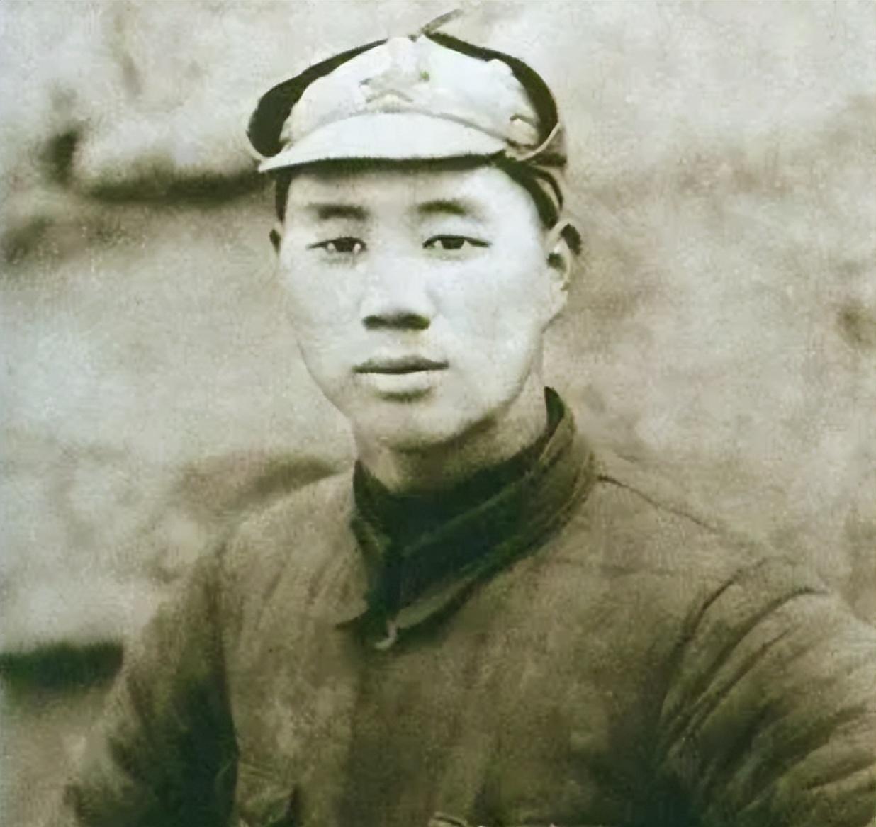 1939年，八路军营长缴获一件日军大衣，觉得材质不错，便送给杨成武。谁料，杨