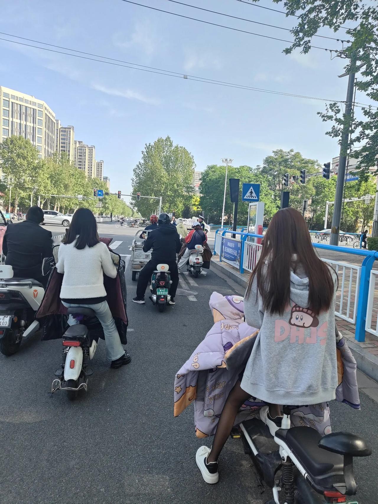清晨在邢台守敬北路交通岗看到交警执勤，大部分市民都戴头盔，这很棒。邢台主城区头盔