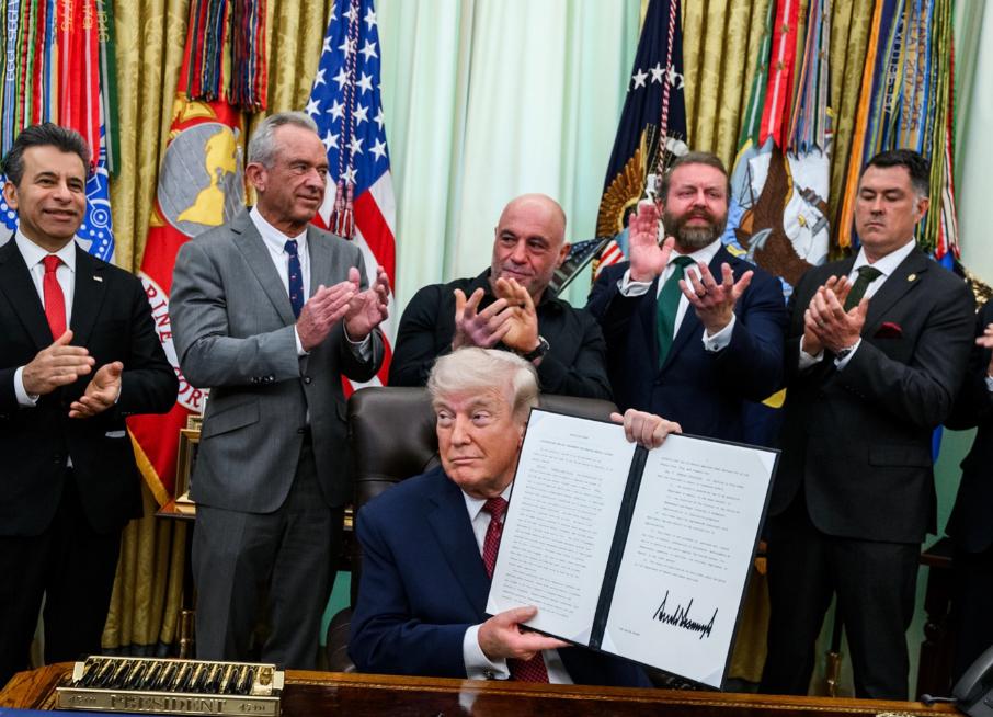 为了访华，美国忍了！4月19日，根据知情人士透露，美国内部正在就是否下