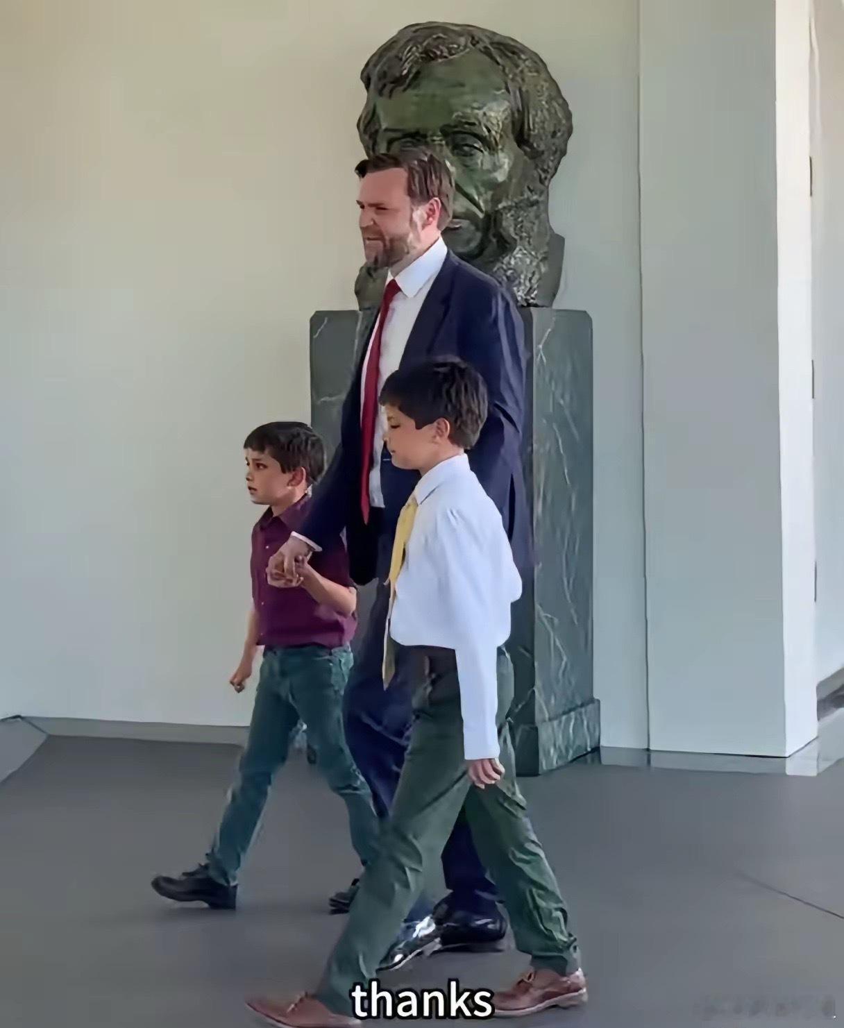 特朗普走后，万斯直接带着俩儿子来白宫参观美国当地时间5月11号，特朗普率代表团启