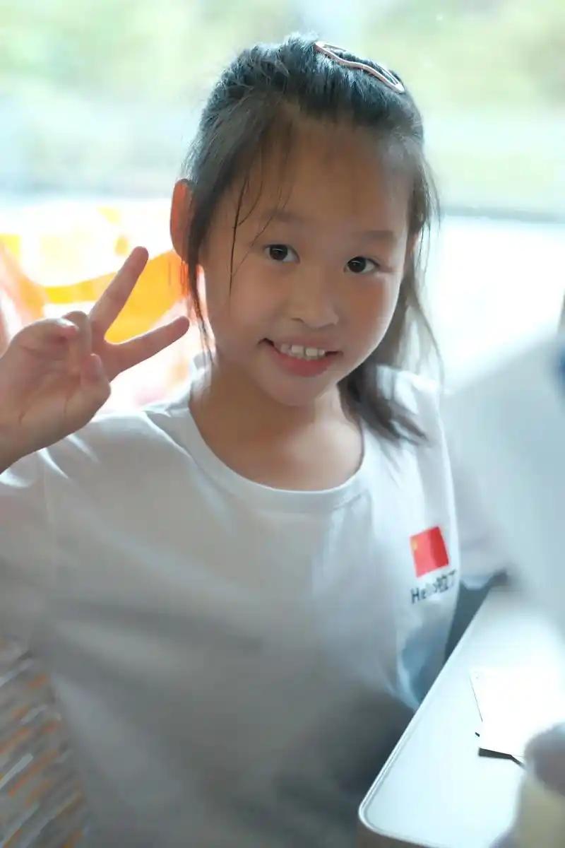 想着一个小女孩，天真可爱。有一个非常有钱的爸爸，而且这个爸爸还特别正能量。整天嘻