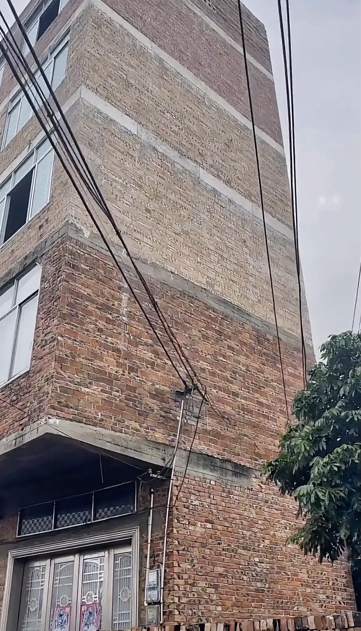 没有柱子建六层，这种房子你敢住吗？