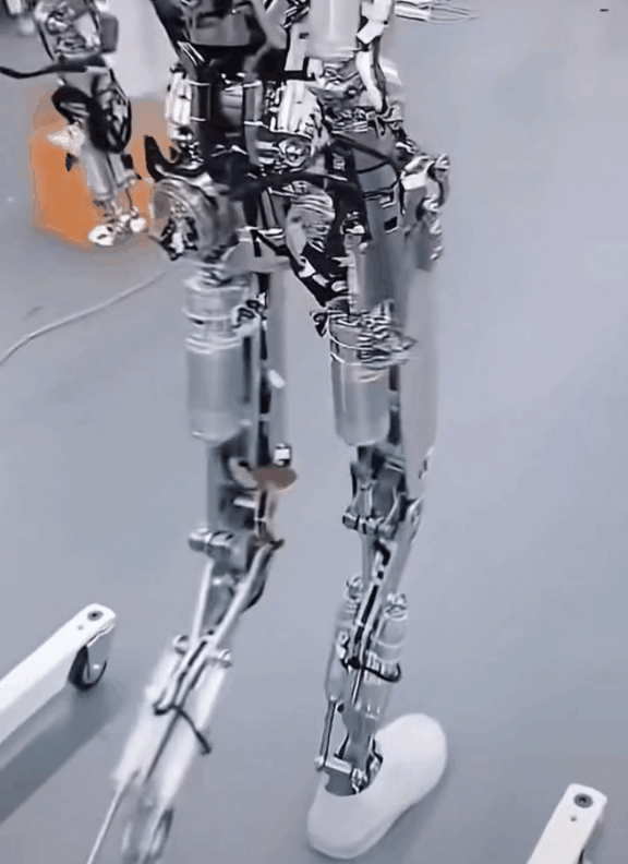 小鹏机器人走路像真人，根本不是靠堆电机！这波“反其道而行之”的操作，才是中国智