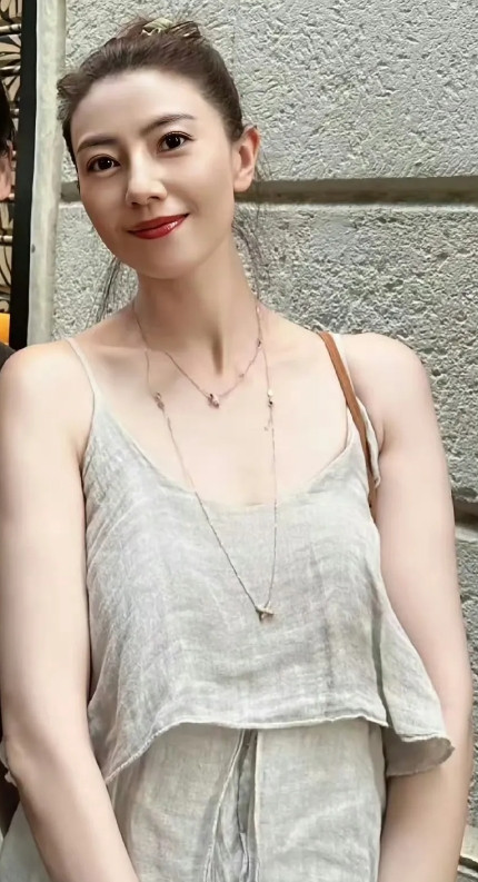 高圆圆这个年龄穿吊带没油腻感，全凭气质和衣品。之前她在国外度假，素面朝天穿棉麻吊