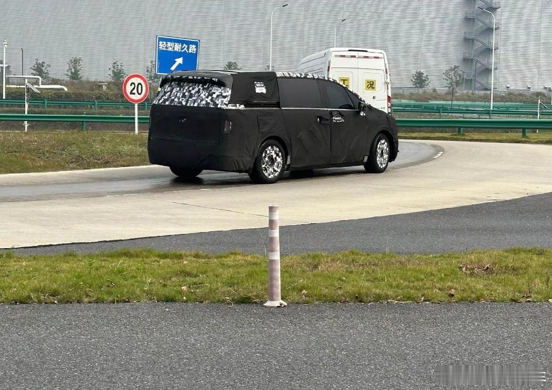 应该是明年最「尊」的MPV了。