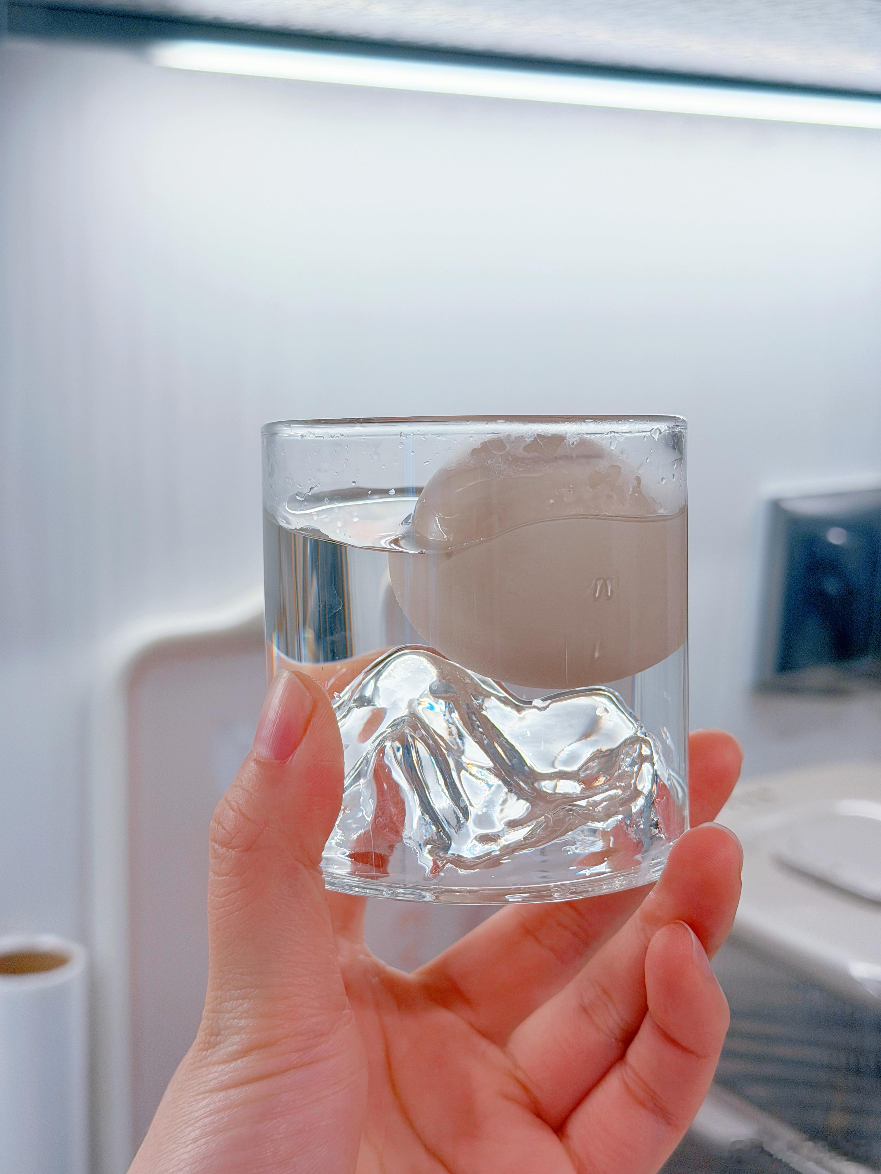 如何让水煮蛋变得美味一些？比如，把它放进酒杯我真是个天才🤓