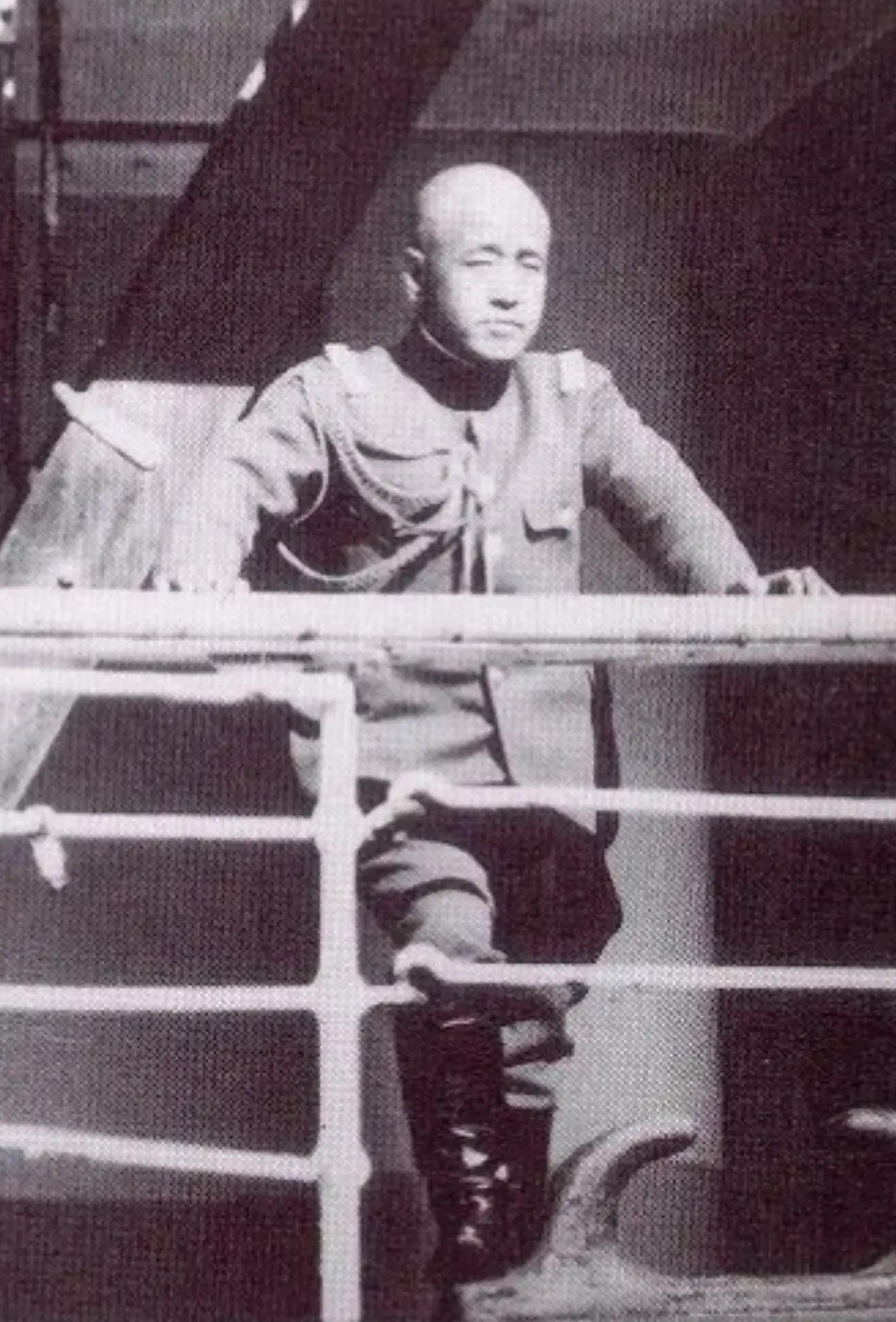 1945年，东京审判，一个光头老头儿跑到盟军司令部，张嘴就说：我是来自首的，我觉