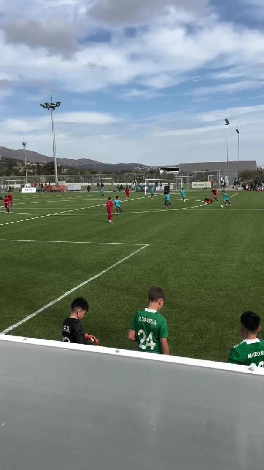 这是国外精英青训的一幕，红色队服的队长在拿球前先给了两次身体，然后占据了身位拿到