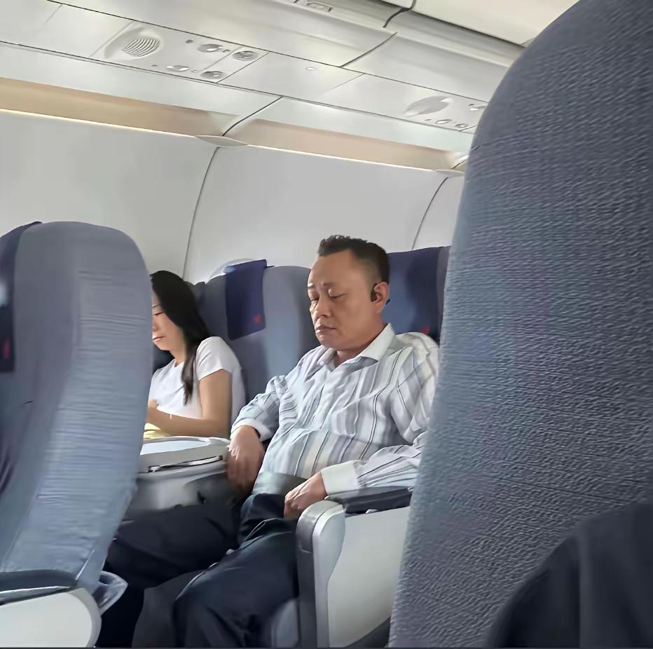 飞机上看到的，看着好眼熟啊，他是谁啊？很有气度！