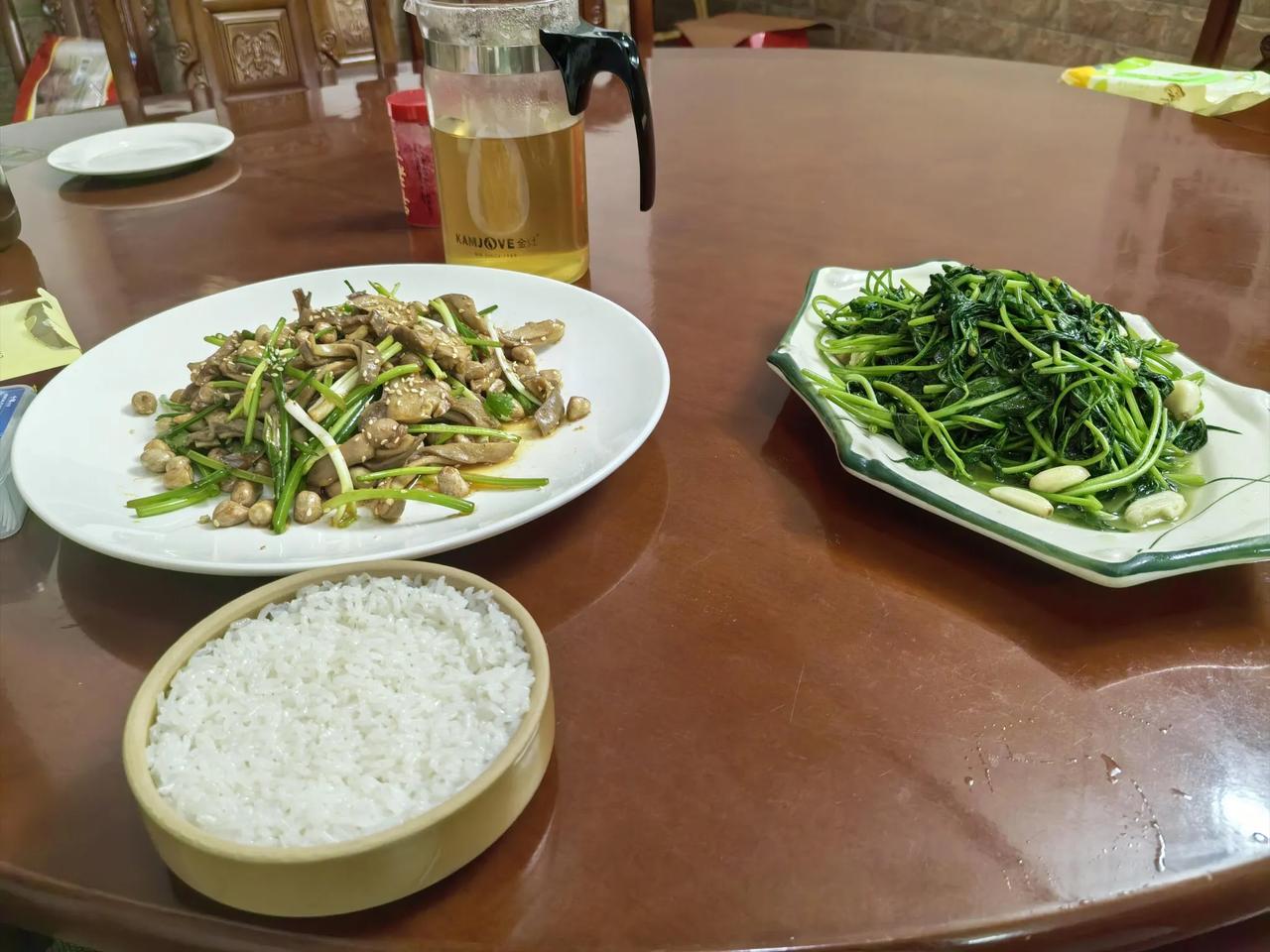 问问大家这两个菜90块贵吗？一个是葱油猪肚，一个是红薯叶。猪肚就几片，下面全是