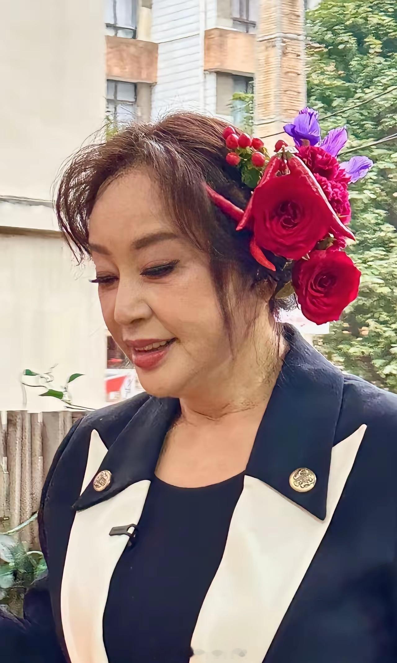 近距离拍摄的刘晓庆说实话，人老了浓妆艳抹真的不适合