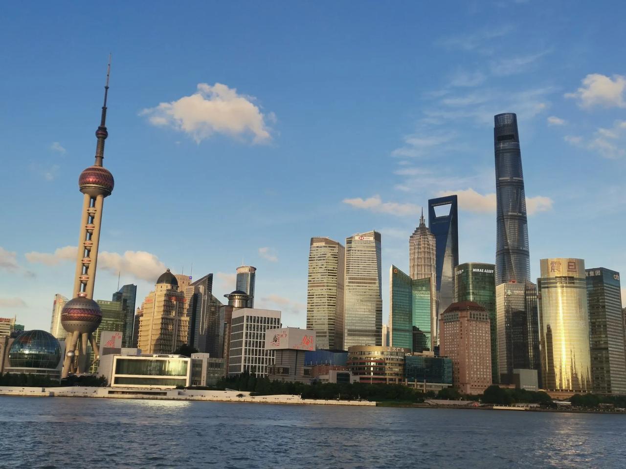 上海什么都好，除了房价有点高，另一个让人受不了的就是上海的气候，特别是夏天的高温
