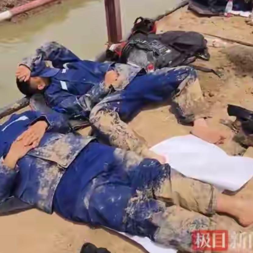 5月20日，湖北荆州。当大部分市民享受着初夏的暖阳时，路边的一幕却让无数人瞬间破