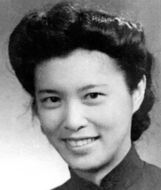 1973年，当乔冠华跟女儿坦诚说，自己要迎娶章含之的时候。女儿乔松都突然爆发了，