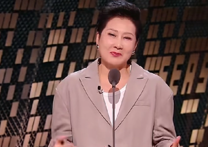 张凯丽我之前有一次穿丝袜让大家颇有微词，我已经穿了40多年了，爱美有错吗？你们