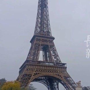 最近一位大爷的巴黎旅行照在社交平台炸开了锅。没有精心构图，没有后期滤镜，镜头里的