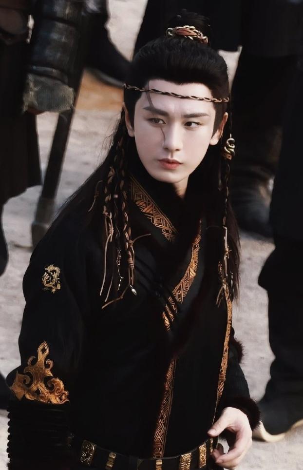 成毅除了《赴山海》，还有一部大男主剧《英雄志》这部剧杀青更早，但是还没动静，都